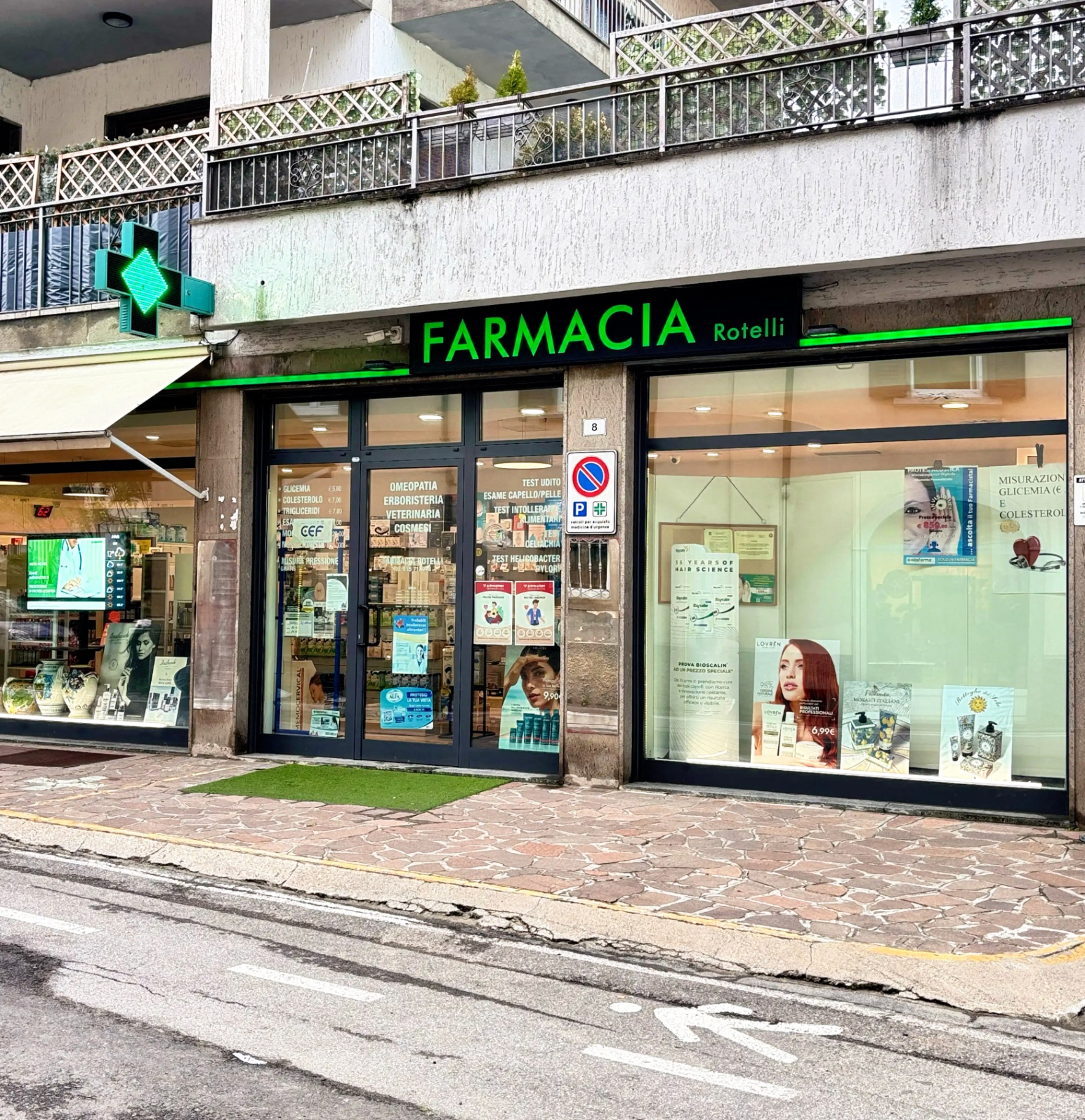 Esterno della Farmacia Rotelli a Cene